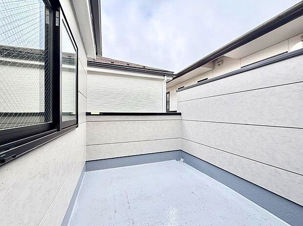 【バルコニー】■ 心地よい風と光を感じる、くつろぎのバルコニー