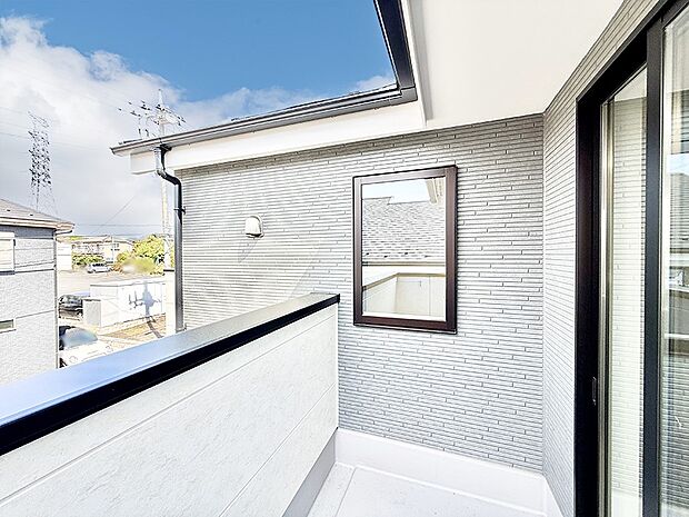 【バルコニー】■ 心地よい風と光を感じる、くつろぎのバルコニー