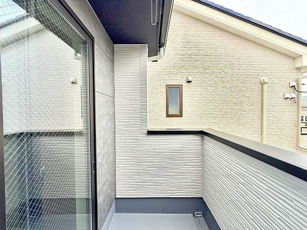 【バルコニー】■ 季節の移ろいを感じられる開放的な空間です