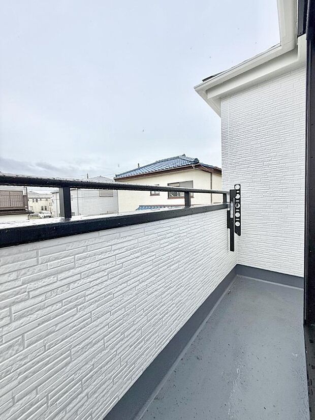 【バルコニー】■ 季節の移ろいを感じられる開放的な空間です