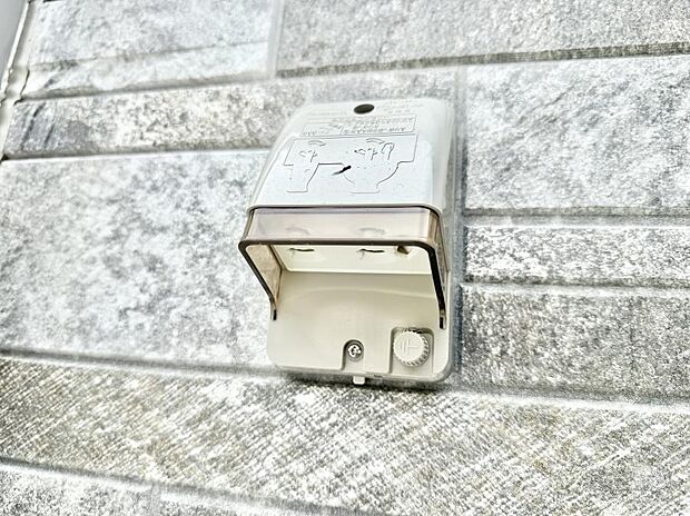 【屋外コンセント】■室内のコンセントから延長コードを引っ張る手間がなくなります。