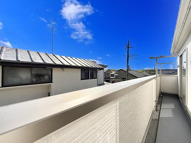 【バルコニー】■ 朝のコーヒーや夜の星空を楽しむ、癒しの場所