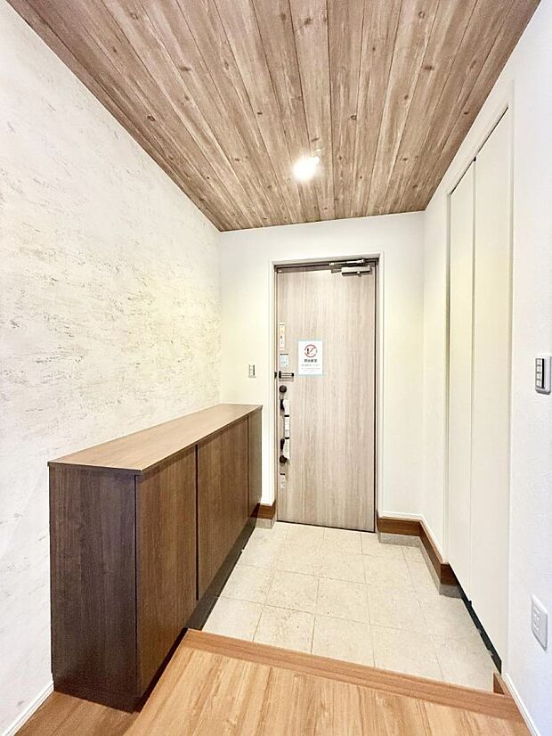 【玄関】3号棟  ■ シンプルで美しく、快適な暮らしの入り口