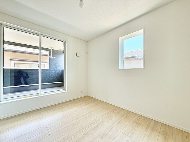 【リビング以外の居室】■落ち着いた色合いのお部屋で穏やかな時間を楽しめます