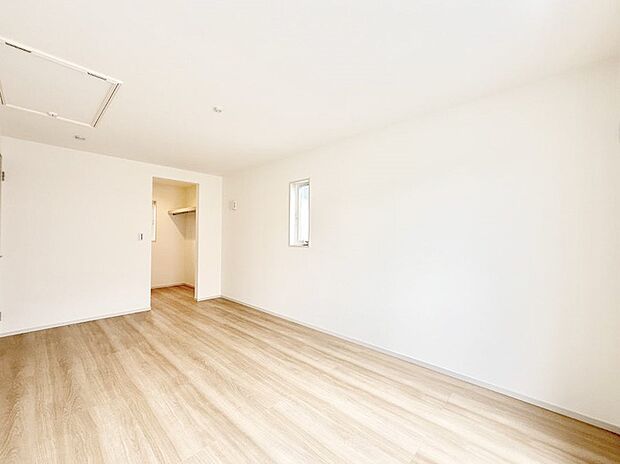 【寝室】■窓の配置や通気性の良い設計で部屋の空気がこもらず、常に新鮮な空気が流れます