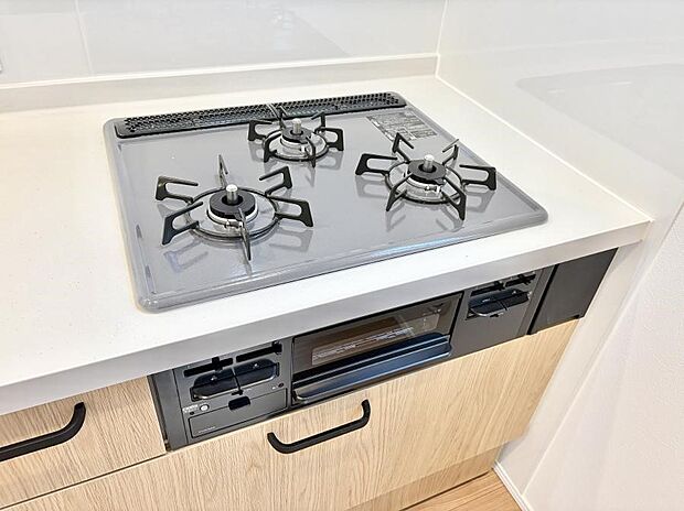 【3口ガスコンロ】■一度に多くの料理ができ便利で効率的