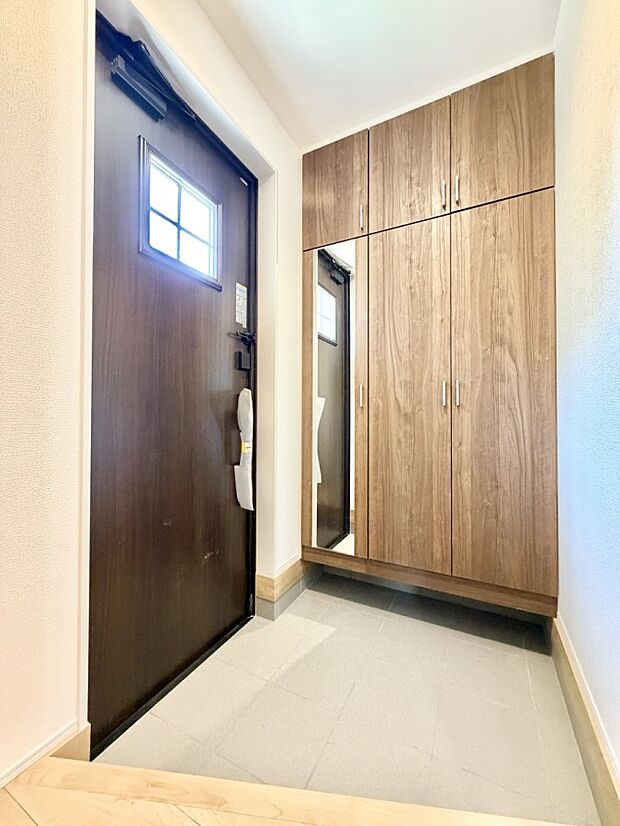 【玄関】1号棟 ■ ここから始まる一日、すっきり整った玄関