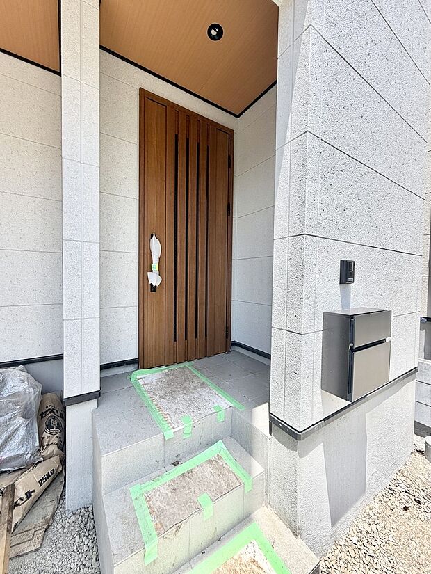 【現地外観写真】4号棟  ■家族の笑顔があふれる、心安らぐ住まいです