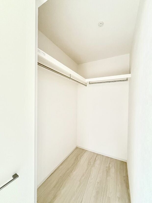 【収納】1号棟 ■季節の洋服も、思い出の小物もすっきり収納できるウォークインクローゼット付