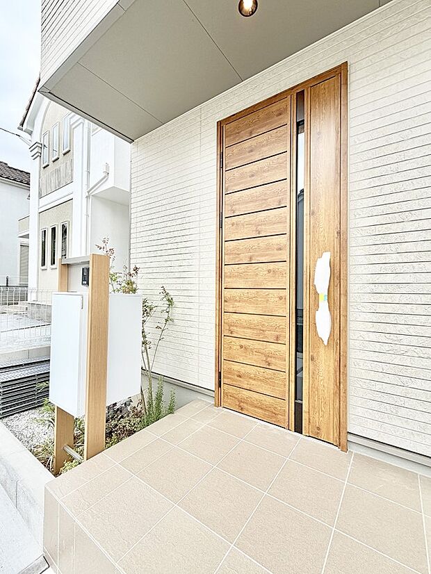 【玄関】3号棟 ■ 帰るたびにホッとする、安心感のある佇まい