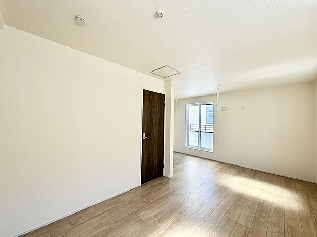 【リビング以外の居室】■清潔感あふれるお部屋で毎日を快適に過ごせます
