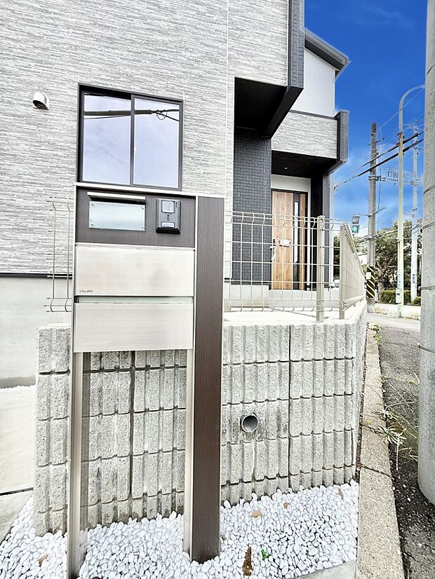 【玄関】1号棟  ■ 帰るたびにホッとする、安心感のある佇まい