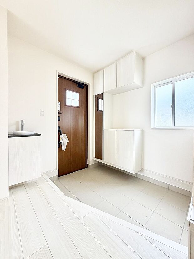 【玄関】2号棟  ■ 毎日を気持ちよく迎える、明るく温もりのある玄関