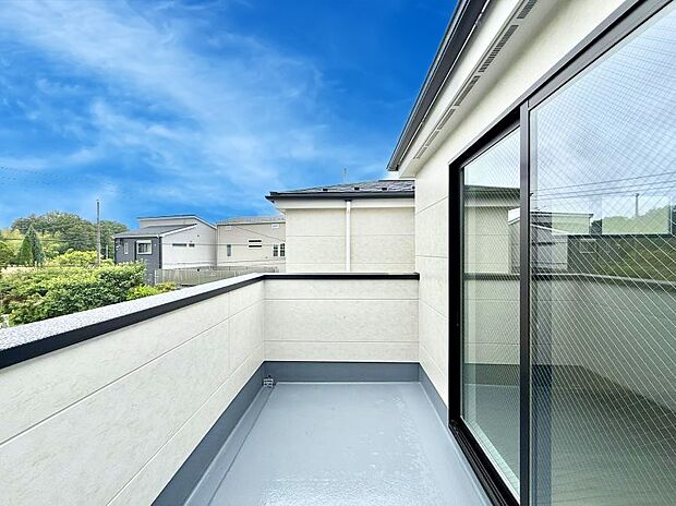 【バルコニー】1号棟 ■ 季節の移ろいを感じられる開放的な空間です