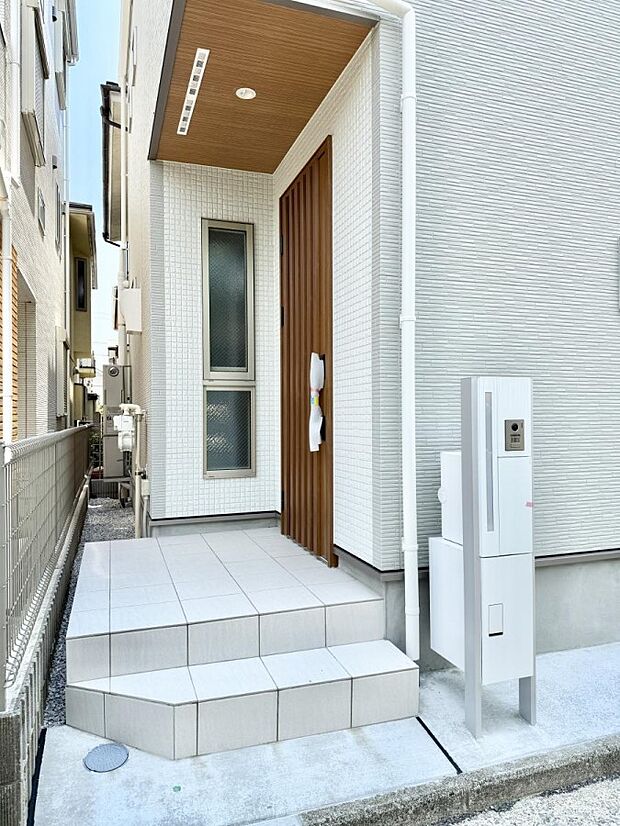 【玄関】1号棟  ■ 帰るたびにホッとする、安心感のある佇まい