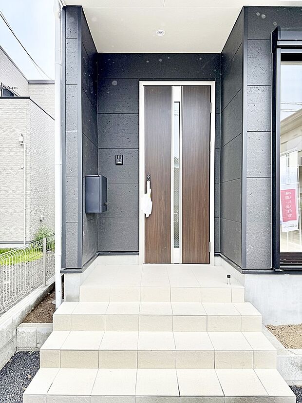 【玄関】1号棟  ■ 心地よい暮らしへとつながる、温かい玄関