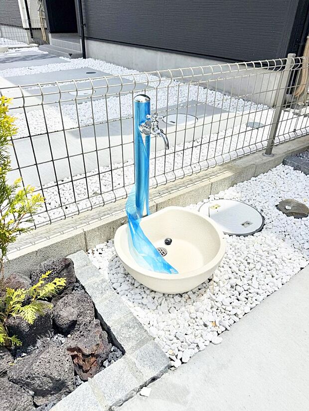 【その他現地】1号棟  ■ガーデニングや洗車などの際に大活躍な屋外立水栓  