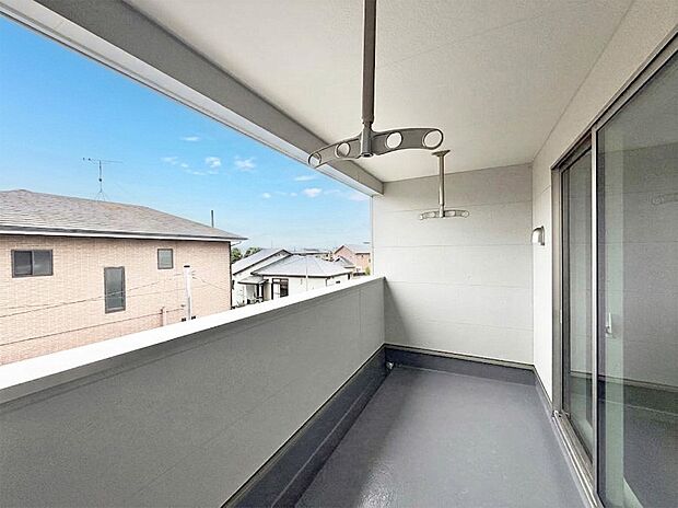 【バルコニー】2号棟  ■ 朝のコーヒーや夜の星空を楽しむ、癒しの場所