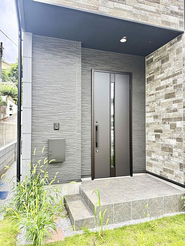 【玄関】1号棟  ■ シンプルで美しく、住まいの第一印象を彩る玄関です