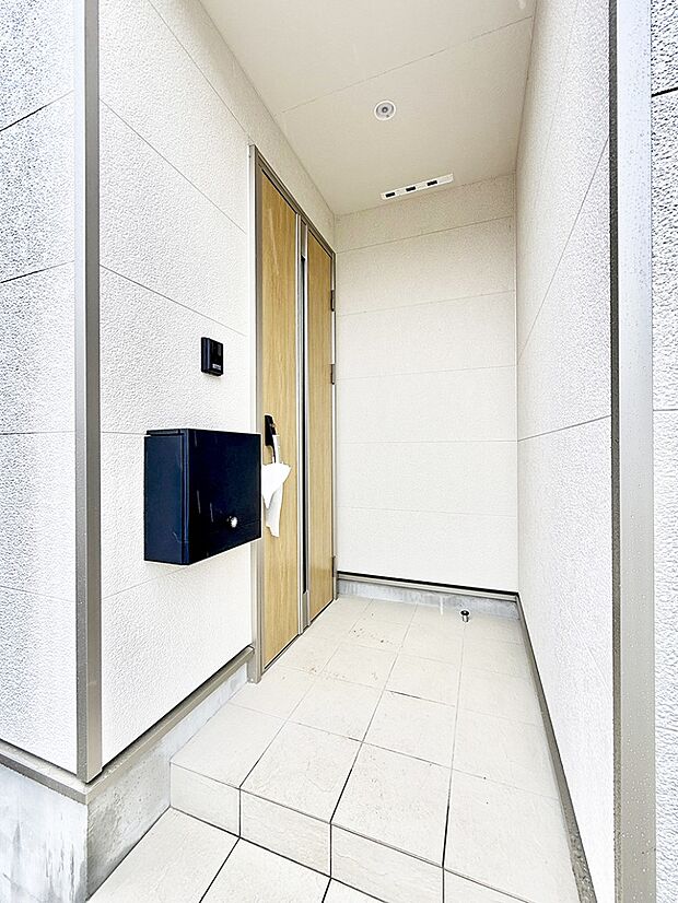 【玄関】1号棟 ■ 帰るたびにホッとする、安心感のある佇まい