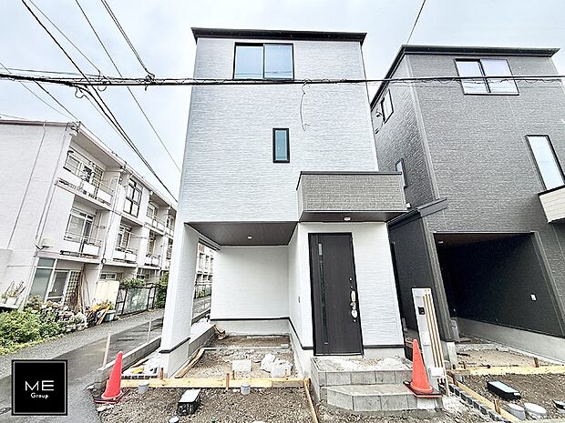 【現地外観写真】1号棟  ■家族みんなが笑顔で過ごせる、安心感のある住まい