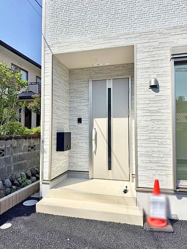 【玄関】1号棟 ■ 帰るたびにホッとする、安心感のある佇まい