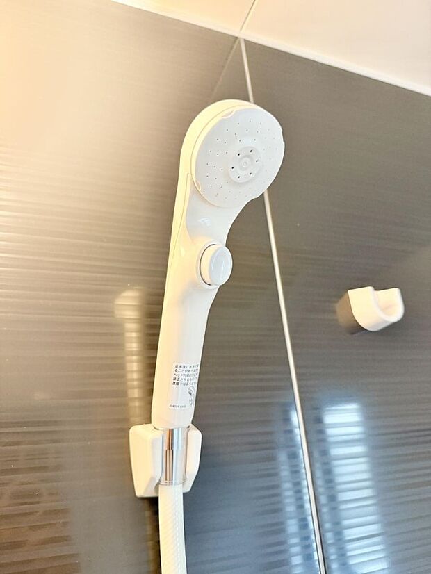 【止水シャワーヘッド】■手元で簡単に止水できるため、水の無駄遣いを減らすことができます。