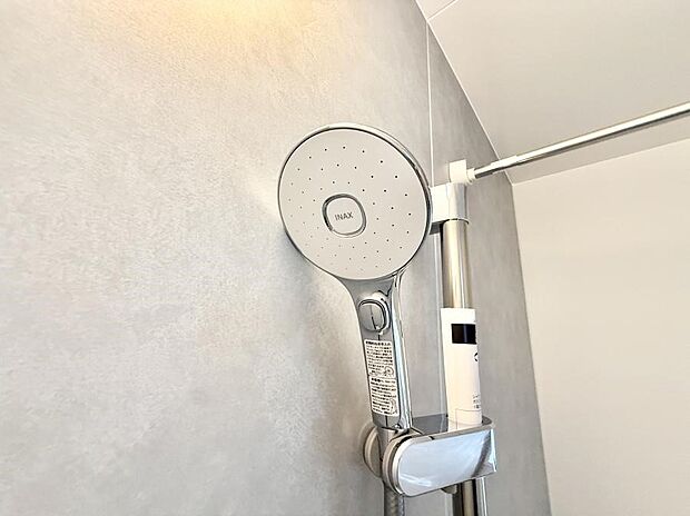 【止水シャワーヘッド】■手元で簡単に止水できるため、水の無駄遣いを減らすことができます。