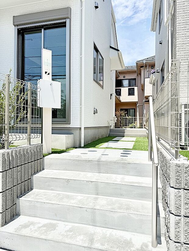 【現地外観写真】A号棟 ■家族みんなが笑顔で過ごせる、安心感のある住まい