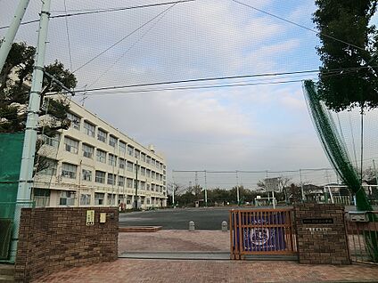 横浜市立日限山小学校 580m(8分)