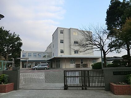 横浜市立日限山中学校 380m(5分)