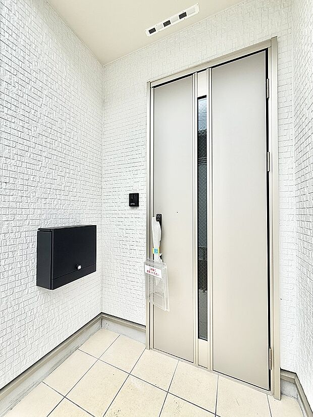 【玄関】1号棟 ■ 帰るたびにホッとする、安心感のある佇まい