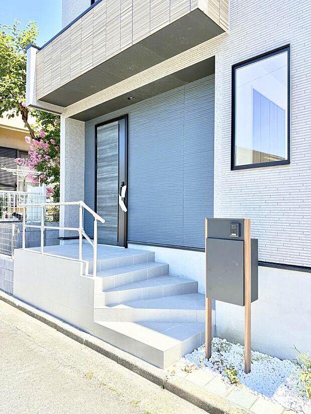 【玄関】1号棟 ■ 帰るたびにホッとする、安心感のある佇まい