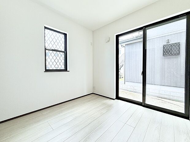 【リビング以外の居室】5号棟 ■落ち着いた色合いのお部屋で穏やかな時間を楽しめます
