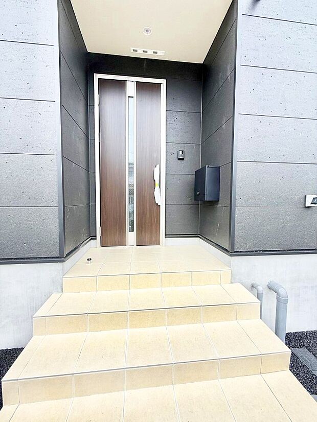 【玄関】1号棟 ■ 心地よい暮らしへとつながる、温かい玄関