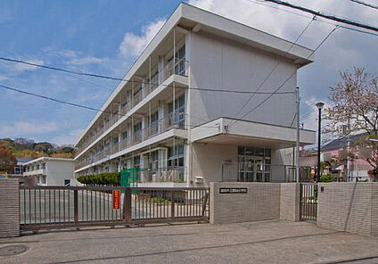 鎌倉市立腰越小学校 646m(9分)