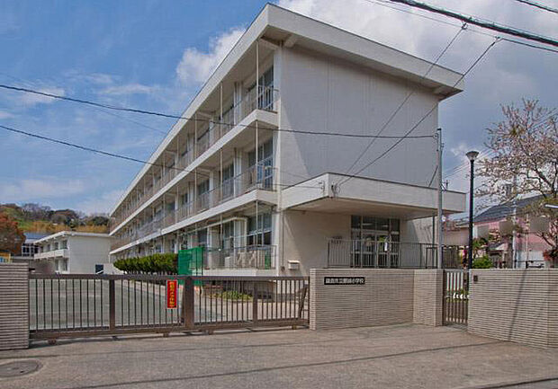 鎌倉市立腰越小学校(約646m・徒歩9分)