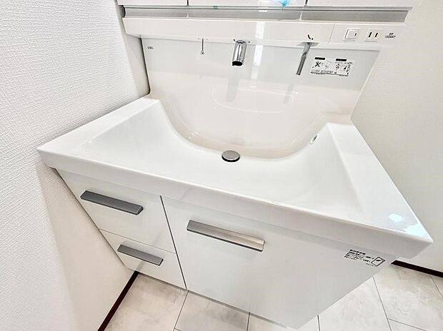 【ハンドシャワー付洗面台】■細かい部分まで洗いやすく便利なハンドシャワー付き