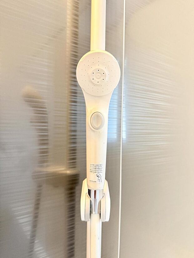 【止水シャワーヘッド】■手元で簡単に止水できるため、水の無駄遣いを減らすことができます。