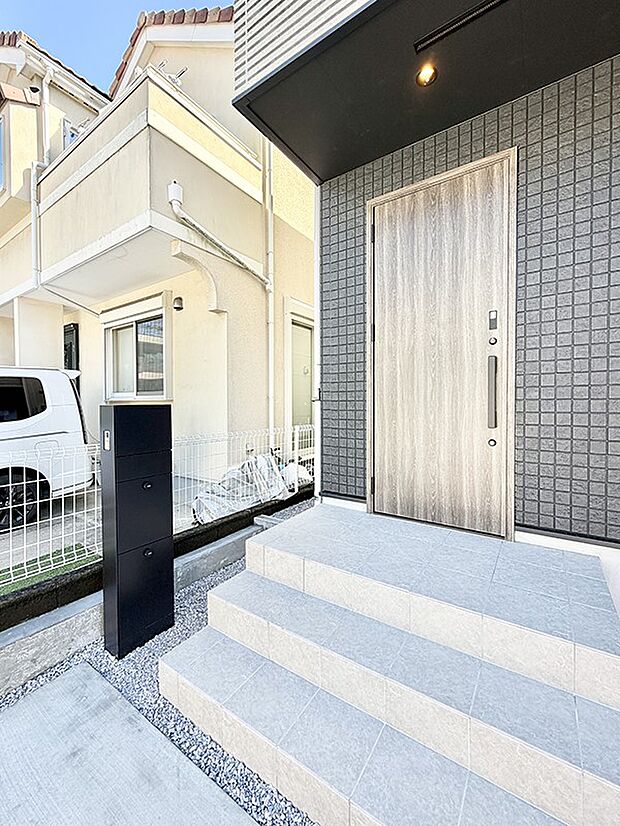 【玄関】1号棟 ■ 帰るたびにホッとする、安心感のある佇まい