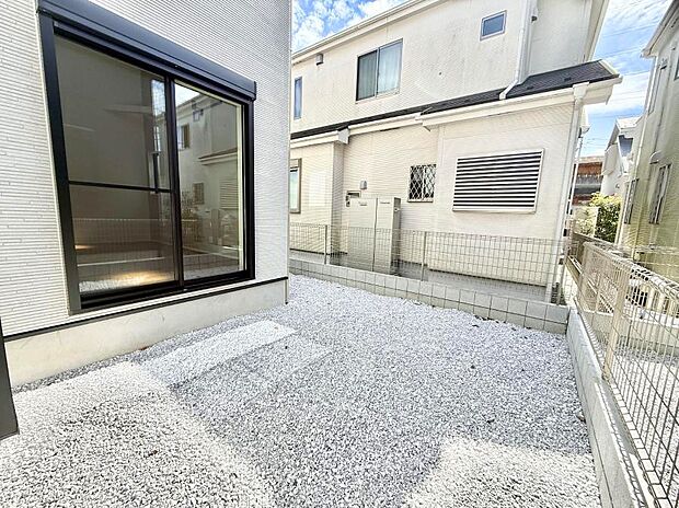 【庭】B号棟  ■季節の移ろいを感じられる、落ち着いた雰囲気の屋外空間