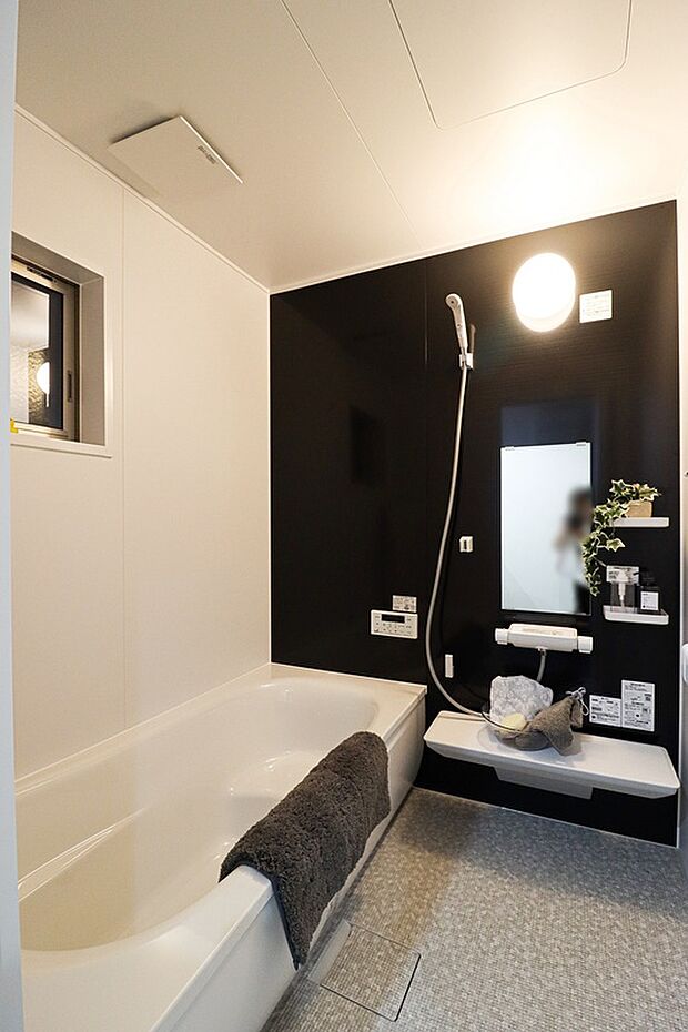 【【浴室】】一日の疲れを癒すバスルームは、ゆったりと足を伸ばして入浴できる、一坪タイプの浴室です。