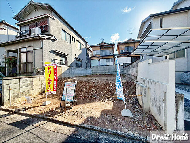 【お車での送迎サービスも行っております！】
青と黄色の旗が目印です！スタッフが現地へご案内いたします！