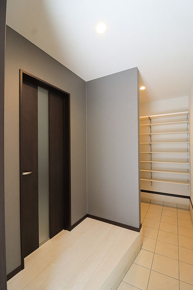 【【モデルハウスへご案内致します!】】□玄関(施工例)
広々シューズインクローゼット付!クローゼットにも出入口があり、帰宅後の動線もスムーズ!
【建物プラン例】建物価格1799万円・建物面積97.97m2