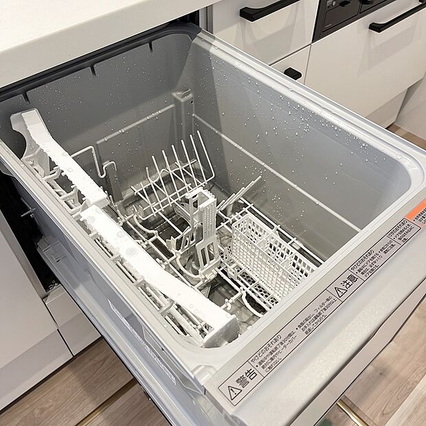 【【ドリームタウン共通仕様施工例:食器洗浄乾燥機】】食器洗浄乾燥機付きのシステムキッチンで、食後の団らん時間もご家族と一緒に楽しむことができます♪