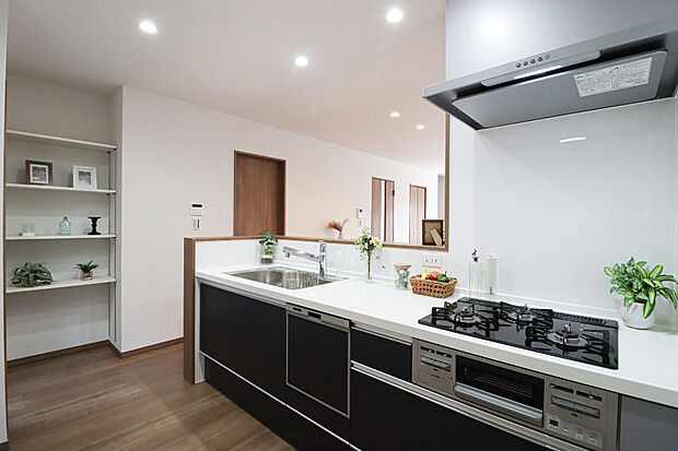 【キッチン収納】■よく使うものほど取り出しやすいアシストポケットなど収納たっぷりなので調理器具や調味料も出し入れしやすくキッチンに立つ時間がもっと楽しい時間にかわります！