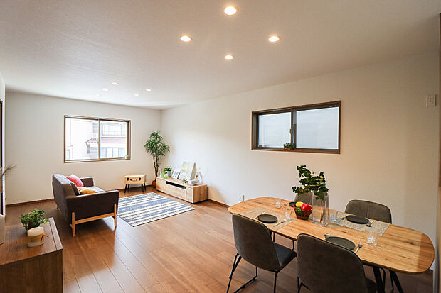 【LDK（施工例）】ゆったり20帖！リビング階段なので、家族の外出・帰宅が分かりやすい！お子様が成長されたときも安心です♪