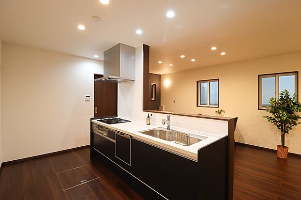 【キッチン（施工例）】開放感あふれるアイランドキッチンで、家族と自然に会話が弾む空間！