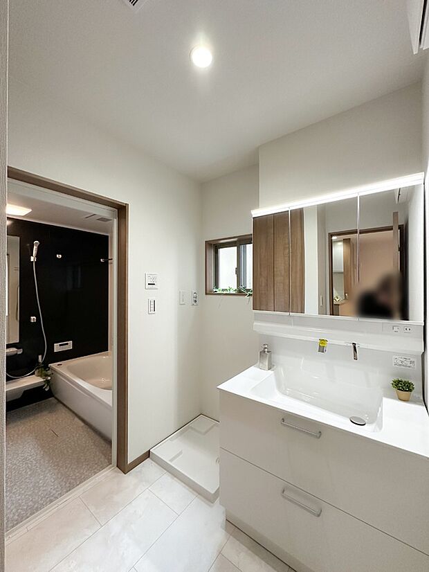 【洗面（施工例）】鏡裏収納がある為たっぷり収納しておくことが可能です。鏡の扉を閉めれば小物が丸見えにならず、すっきりした印象で使用することができるため来客が使用される際もプライバシーが保たれます。