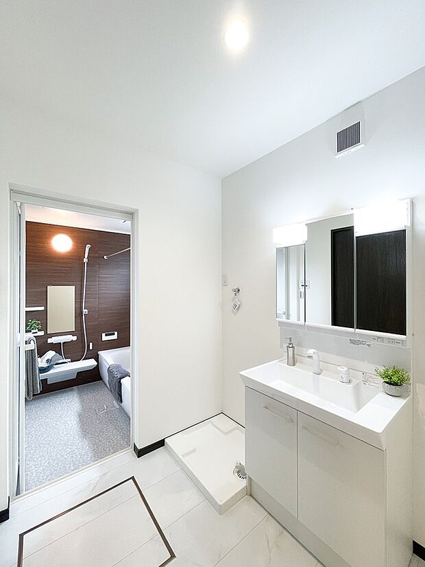 【洗面室【ドリームタウンシリーズ施工例】】ゆとりのある洗面スペースで朝の忙しい時間帯の身支度もスムーズに行なえます!